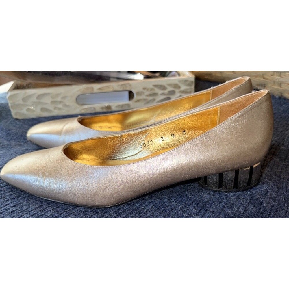 VTG Timothy Hitsman Gold Heels Women 9  Leather Almond Toe  Cute Decorative Heel